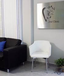 Ο χώρος υποδοχής της Oral Clinic στη Σιθωνία